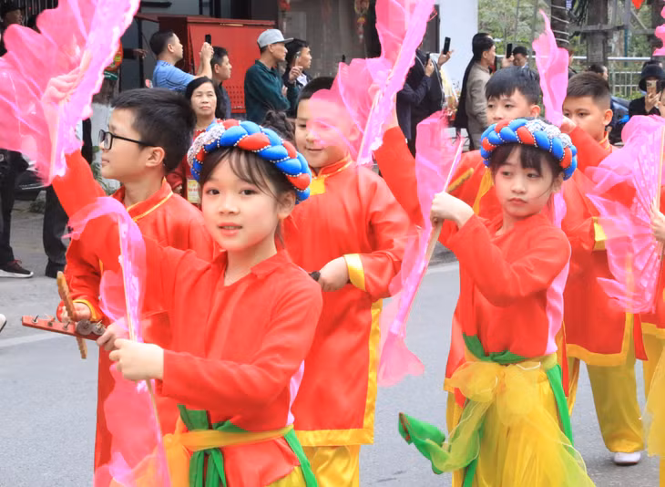 ...đến học sinh đều hào hứng tham gia lễ rước kiệu Đức Ông và các nhân thần vi hành.