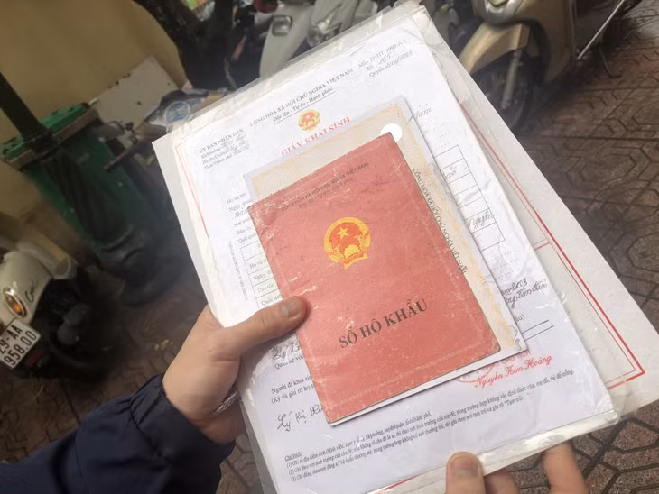 Sổ hộ khẩu giấy không còn giá trị sử dụng từ 1.1.2023. Ảnh: Hữu Chánh