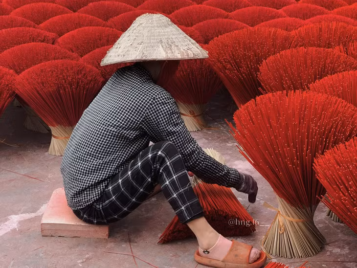 Được biết, để vào tham quan, tìm hiểu và chụp hình trong một số cơ sở sản xuất tăm hương tại đây, du khách phải mua vé với giá dao động từ 50.000 – 100.000/người. Dù chi phí khá cao, tuy nhiên theo Hoài, mức giá này có thể hiểu vì các cô chú làng nghề phải bỏ công sắp xếp tăm hương thành các background kỳ công cho khách tham quan. Sáng họ xếp hương ra, chiều lại dọn vào, ngày nào cũng lặp đi lặp lại công việc như vậy (Ảnh: Hoài Nguyễn).