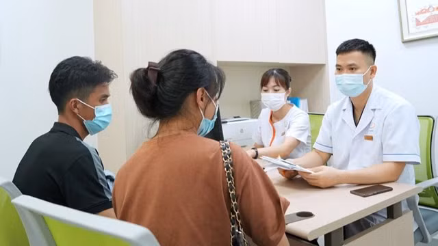Tư vấn và thăm khám bệnh nhân vô sinh hiếm muộn tại Bệnh viện Nam học và Hiếm muộn Hà Nội.