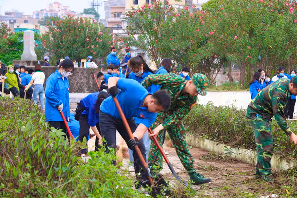 ĐVTN phường Ka Long (TP Móng Cái) phối hợp Đồn Biên phòng CKQT Móng Cái tổ chức dọn vệ sinh khu vực cột mốc biên giới 1368(3). Ảnh: Trần Bình (Trung tâm TT-VH Móng Cái)