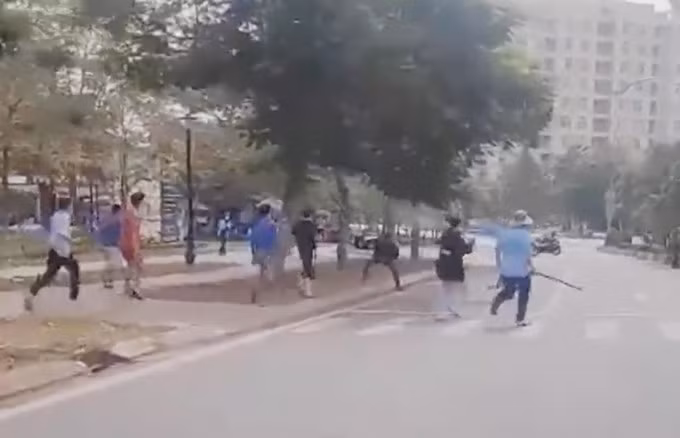 Người dân truy bắt Toàn. Ảnh: Thái Hà