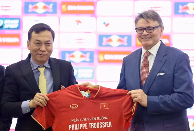 Chủ tịch LĐBĐ Việt Nam Trần Quốc Tuấn (trái) công bố ông Troussier là HLV trưởng mới của tuyển Việt Nam trong cuộc họp báo ở Hà Nội sáng 27/2. Ảnh: Hiếu Lương