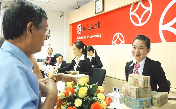 Giao dịch khách hàng tại chi nhánh Ngân hàng SeABank.