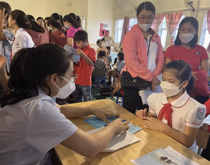 Tiêm vắc-xin phòng Covid-19 cho học sinh tại TP Hạ Long.