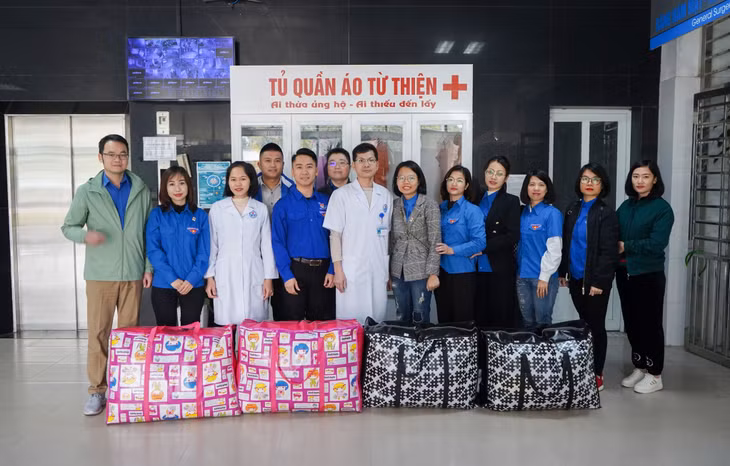 Đoàn cũng trao tặng nhiều bộ quần áo ấm cho "Tủ quần áo từ thiện" của Trung tâm Y tế huyện Đầm Hà.