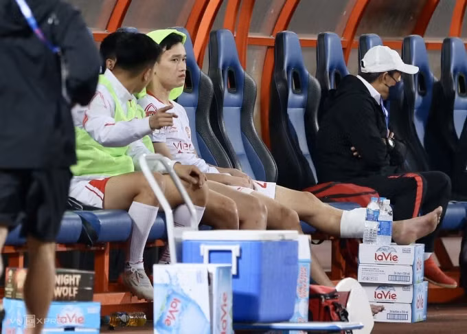 Nguyễn Hoàng Đức chấn thương, rời sân sớm khi Viettel hạ Công an Hà Nội 2-1 trên sân Hàng Đẫy ngày 14/2.