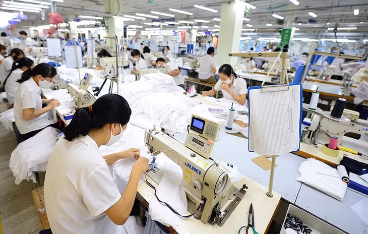 Sản xuất hàng may mặc xuất khẩu tại Tổng công ty May 10. (Ảnh TRẦN HẢI)