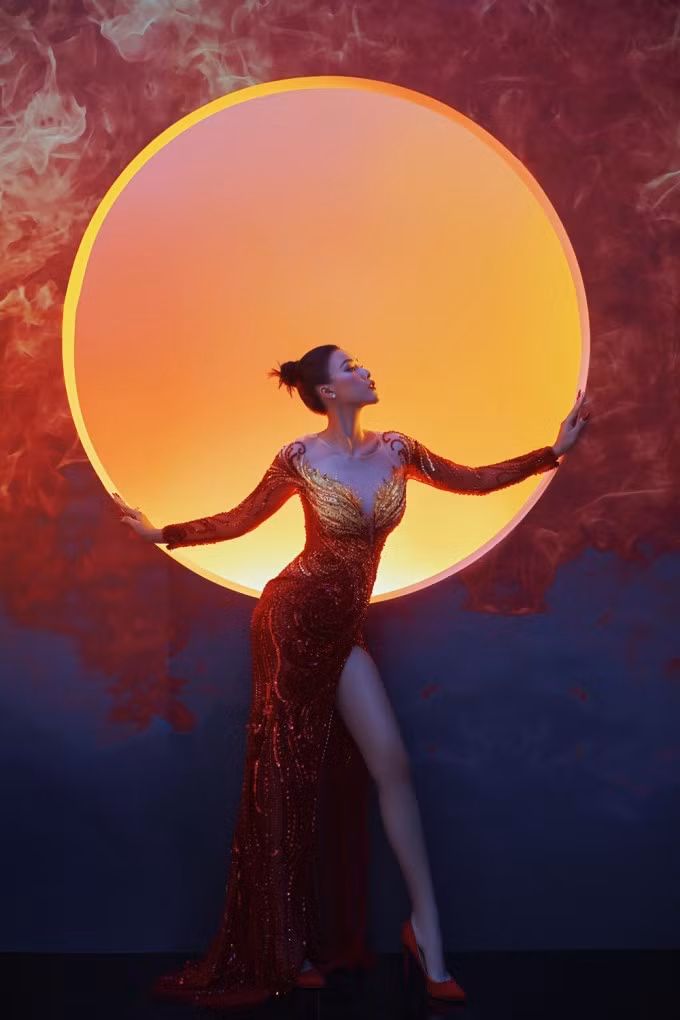 Hoàng Oanh chụp ảnh với ý tưởng "phượng hoàng hồi sinh từ tro tàn", thể hiện thông điệp phụ nữ hãy yêu bản thân nhiều hơn, tung ngày 16/2. Ảnh: Milor Trần