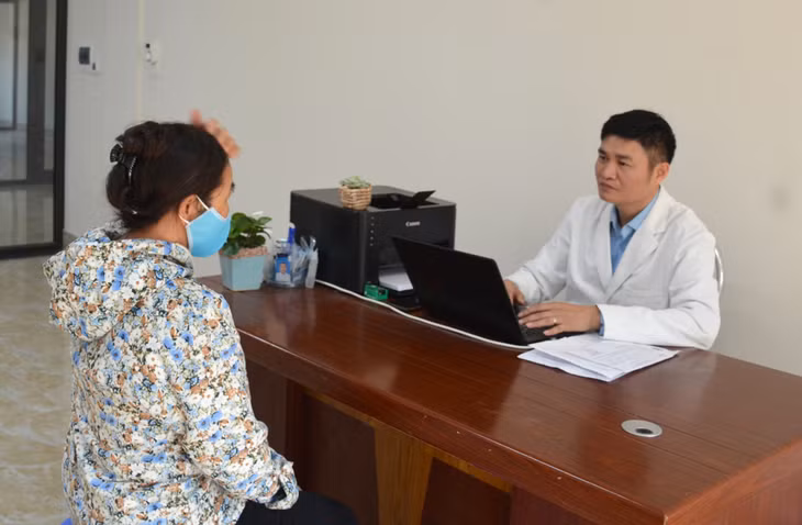 Thạc sĩ, bác sĩ Vũ Minh Hạnh, Phó Giám đốc Bệnh viện Bảo vệ SKTT Quảng Ninh, khám, tư vấn cho người bệnh.