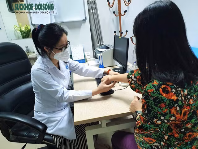 Bác sĩ thăm khám cho một bệnh nhân tại BV Da liễu Trung ương. Ảnh: D.Hải