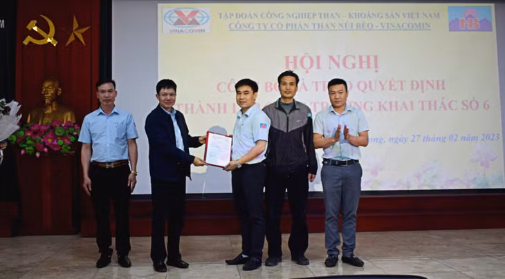 Lãnh đạo Công ty CP Than Núi Béo trao quyết định thành lập Công trường Khai thác 6. (Ảnh Hoàng Hiền- CTV)