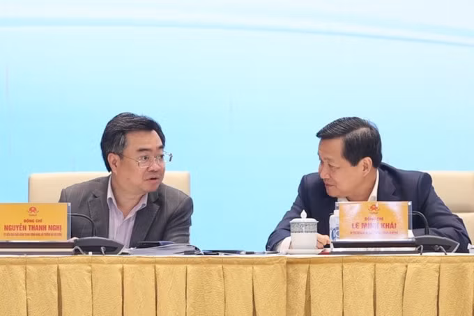 Phó thủ tướng Lê Minh Khái (bên phải) đang trao đổi với Bộ trưởng Xây dựng Nguyễn Thanh Nghị về đề xuất của doanh nghiệp. Ảnh: VGP