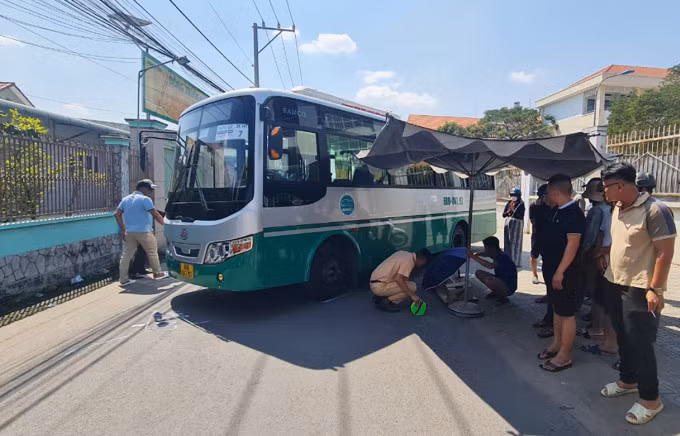 Công an khám nghiệm hiện trường vụ tai nạn. Ảnh: Thái Hà