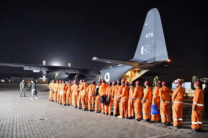 Các thành viên thuộc lực lượng Tìm kiếm và cứu nạn đô thị của quân đội Pakistan chuẩn bị khởi hành đến Thổ Nhĩ Kỳ trợ giúp công tác cứu hộ. Ảnh: AP