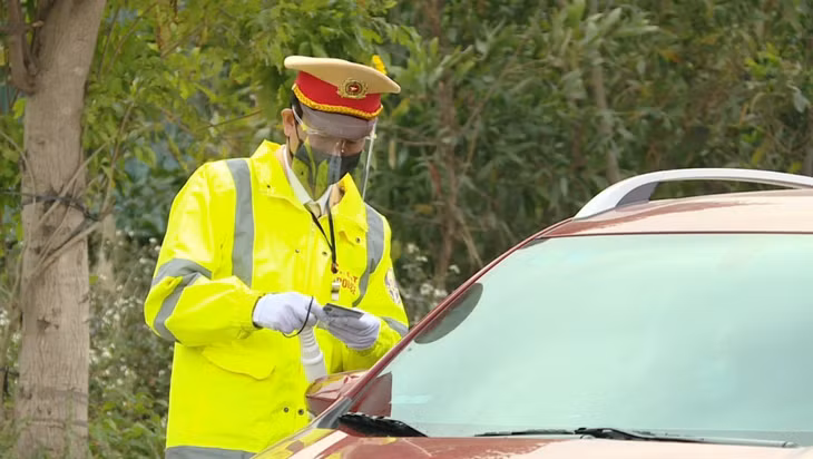 Lực lượng CSGT kiểm tra hành chính người điều khiển phương tiện tham gia giao thông trên QL18 đoạn qua địa bàn TP Hạ Long.