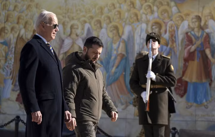 Tổng thống Mỹ Joe Biden và Tổng thống Ukraine Volodymyr Zelensky trong chuyến thăm Kiev vào ngày 20/2. (Ảnh: AP)