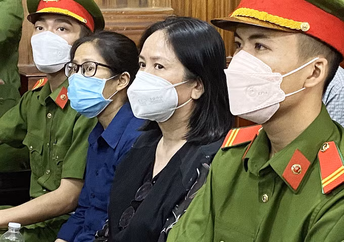 Bị cáo Bùi Thị Lệ Phi (áo đen) tại toà chiều nay. Ảnh: Hải Duyên