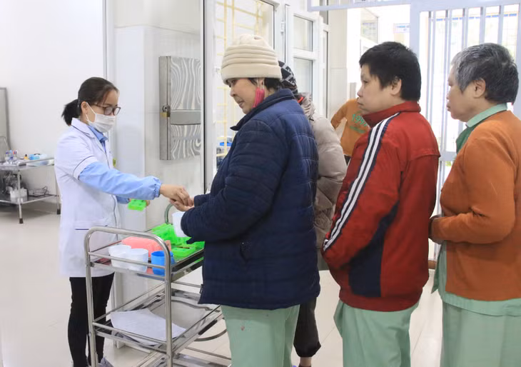 Điều dưỡng Khoa Bán cấp tính nữ phát thuốc cho bệnh nhân.