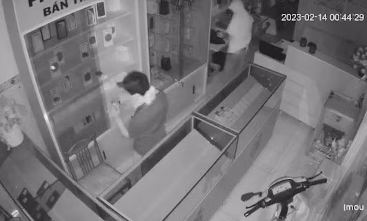 Hai tên trộm đột nhập cửa hàng điện thoại đi động bị camera an ninh ghi lại.