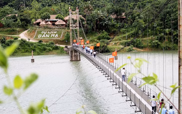 Du khách tham quan điểm du lịch cộng đồng bản Mạ ở thị trấn Thường Xuân, huyện Thường Xuân, tỉnh Thanh Hóa.