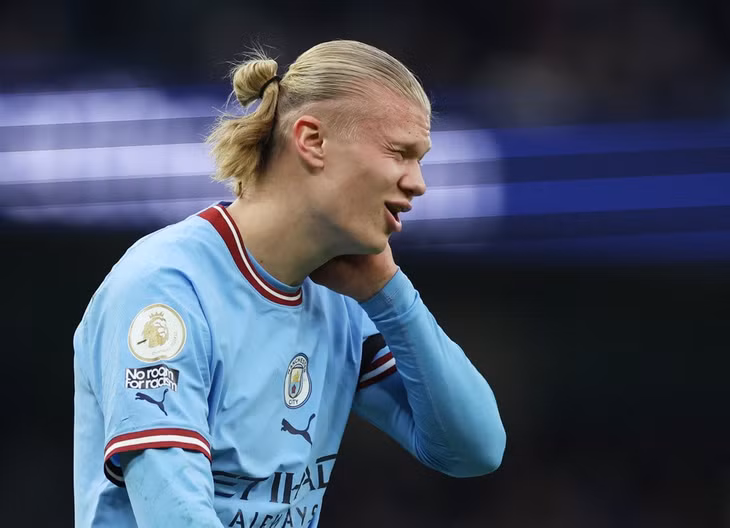 Haaland bị đau trong thắng lợi của Man City trước Aston Villa. Ảnh: Reuters.