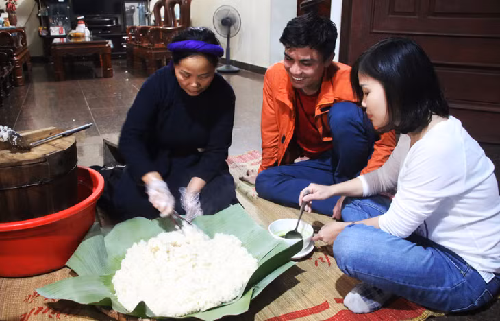 Bà Hoàng Thị Cam, chủ homestay Hải Oanh (xã Lục Hồn, Bình Liêu) hướng dẫn du khách nấu xôi nếp lá gừng.