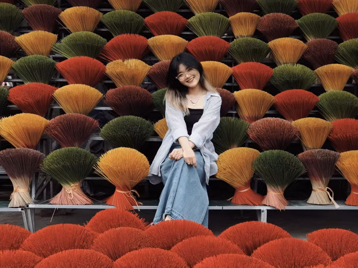 Bạn Nguyễn Hoài (24 tuổi, travel blogger tự do) chia sẻ, bản thân rất ấn tượng với không gian tràn ngập màu sắc của một làng nghề truyền thống ở Thủ đô. “Mình từng có cơ hội ghé thăm nhiều làng nghề truyền thống ở miền Bắc nhưng hiếm thấy nơi đâu đẹp rực rỡ và nổi bật như làng Quảng Phú Cầu. Trước giờ, nhắc đến làng hương, mình thường nghĩ đến Huế nhưng tới đây thì cảm giác như một góc thơ của xứ Huế được gói trọn trong lòng Hà Nội vậy”, 9X bày tỏ (Ảnh: Hoài Nguyễn).