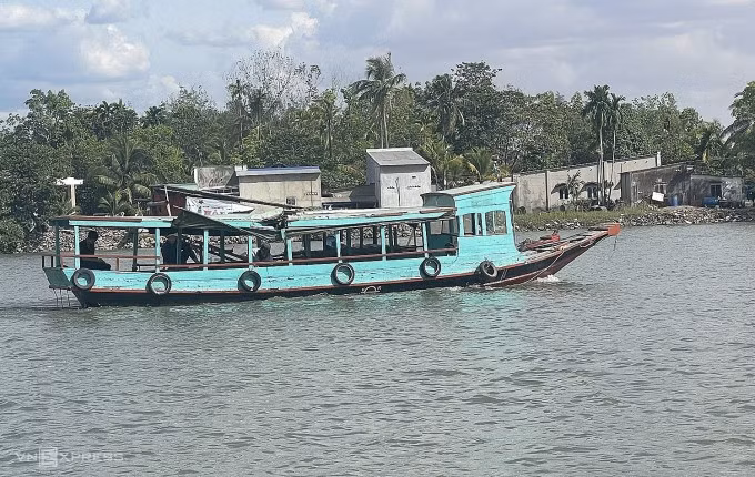 Chiếc thuyền chìm được trục vớt được cảnh sát đường thuỷ lai dắt về Trạm 4 Cảnh sát giao thông đường thuỷ Đồng Nai để điều tra, chiều 5/2. Ảnh: Đình Văn
