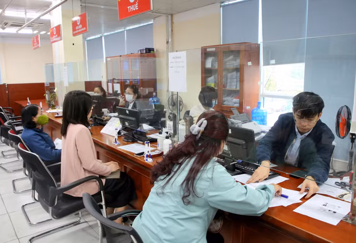 Cán bộ tiếp nhận hồ sơ TTHC giải thích, hướng dẫn cho người dân yêu cầu về giấy xác nhận cư trú để giải quyết hồ sơ TTHC.