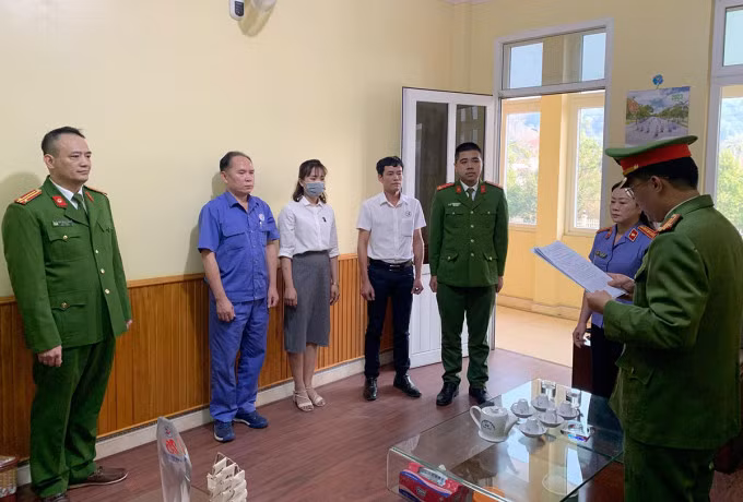 Công an đọc lệnh khởi tố giám đốc trung tâm 26-01D. Ảnh: Công an cung cấp