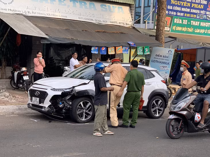 Ô tô dừng cách vị trí tai nạn khoảng 400m. Ảnh: Quang Hưng