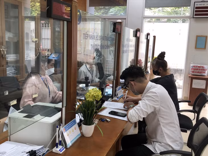 Công chức dự kiến được tăng lương cơ sở từ ngày 1/7/2023. Ảnh minh hoạ: Bảo Hân