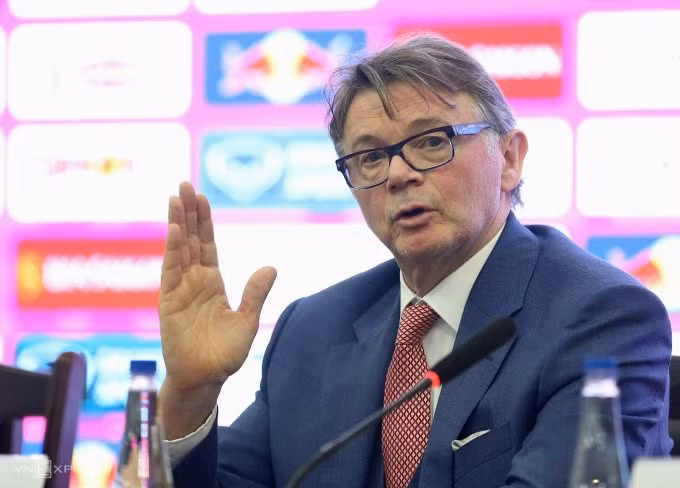 Troussier trả lời phỏng vấn lần đầu tiên trên cương vị HLV trưởng tuyển Việt Nam. Ảnh: Hiếu Lương