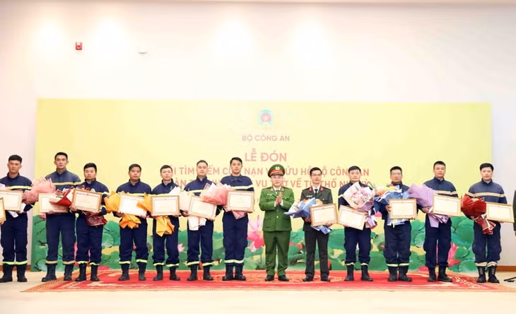 24 cán bộ, chiến sĩ tham gia cứu hộ, cứu nạn tại Thổ Nhĩ Kỳ nhận bằng khen của Bộ Công an.