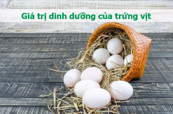 Trứng vịt mang nhiều dinh dưỡng hơn một chút so với trứng gà (Ảnh: M.N).