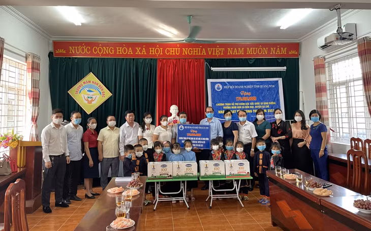 Hiệp hội Doanh nghiệp tỉnh trao tặng sữa cho học sinh Trường Mầm non Đồn Đạc (xã Đồn Đạc, huyện Ba Chẽ).