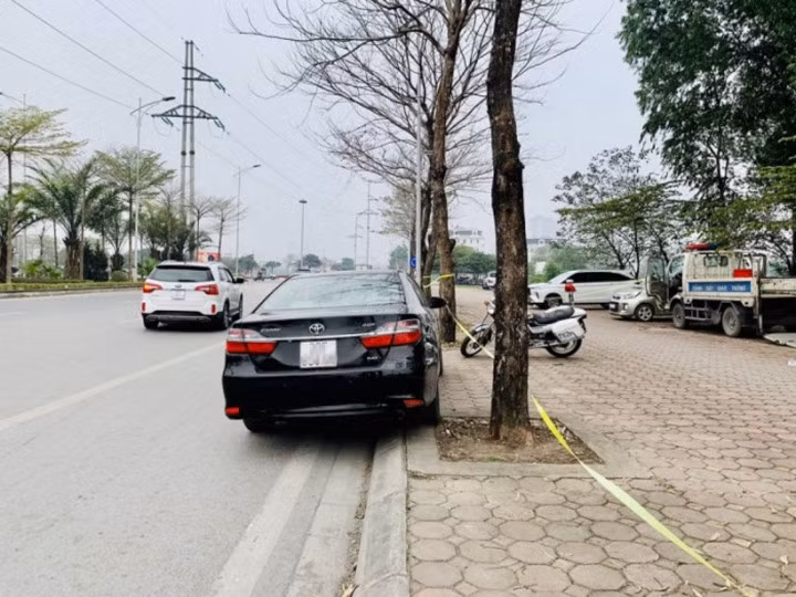 Tài xế T. lái ô tô Toyota Camry mang BKS 30F-650.XX.
