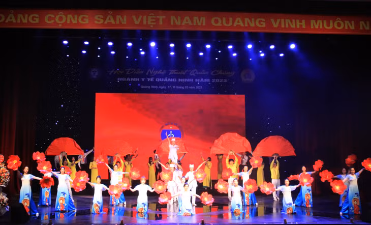 Tiết mục hợp ca "Tự hào chiến sỹ ngành Y" của đoàn nghệ thuật quần chúng Trung tâm Y tế huyện Vân Đồn.