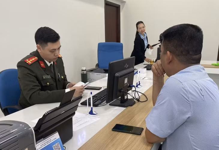 Công dân làm thủ tục cấp hộ chiếu tại Trung tâm Phục vụ hành chính công tỉnh.