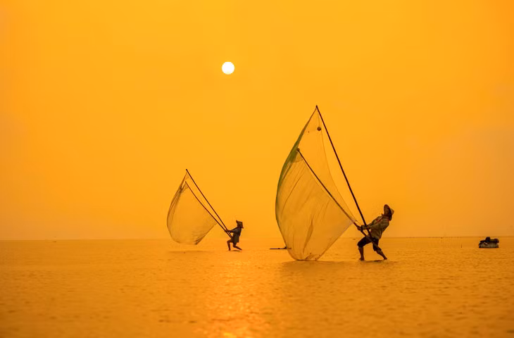 Người dân Quang Lang sử dụng một ngư cụ truyền thống được tạo nên từ hai cây tre dài, xếp hình chữ V và lưới để đánh bắt tôm, cá nhỏ ở các vùng nước ven bờ. Gọng te lúc lên cao, lúc hạ xuống thấp trông như những cánh buồm no gió