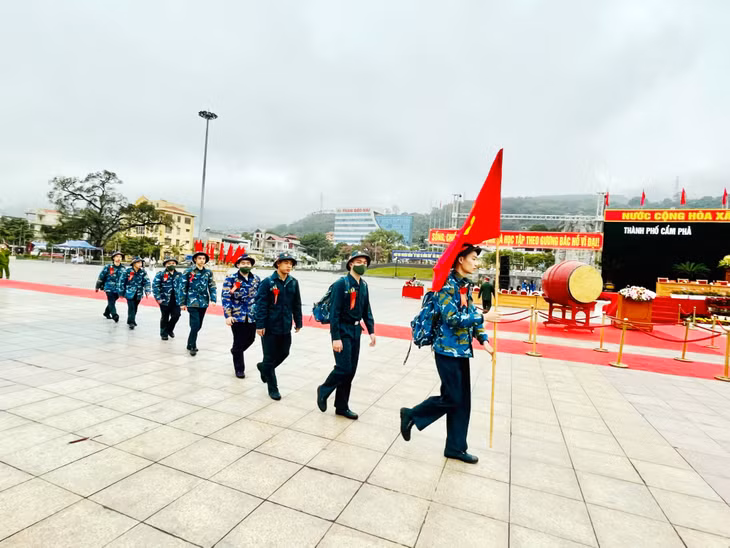 Thanh niên TP Cẩm Phả lên đường nhập ngũ.