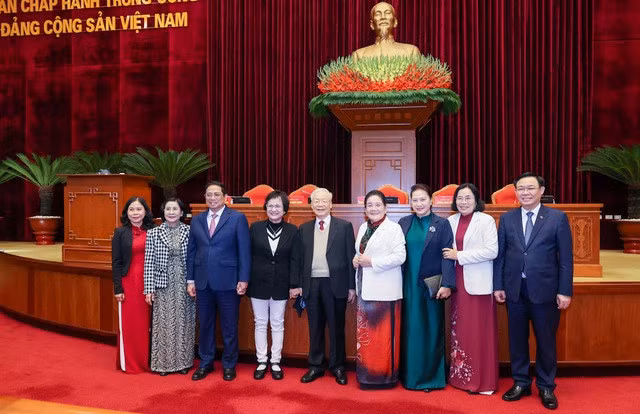 Tổng Bí thư Nguyễn Phú Trọng, Thủ tướng Chính phủ Phạm Minh Chính, Chủ tịch Quốc hội Vương Đình Huệ chụp ảnh lưu niệm cùng các nữ đại biểu tham dự Hội nghị - Ảnh: VGP/Nhật Bắc