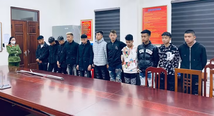 Nhóm thanh thiếu niên và tang vật thu giữ tại Cơ quan Công an.