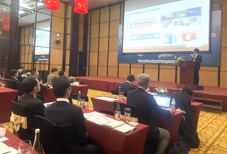 Đại diện doanh nghiệp tỉnh Shiga giới thiệu về công nghệ giảm phát thải carbon và công nghệ về môi trường.