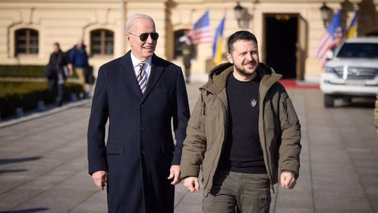 Tổng thống Mỹ Joe Biden và người đồng cấp Ukraine Zelensky gặp gỡ tại Kiev ngày 20/2/2023. Ảnh: Anadolu Agency/Getty Images