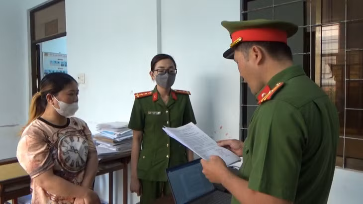 Cơ quan CSĐT Công an tỉnh Bạc Liêu tống đạt các quyết định tố tụng đối với Hai.