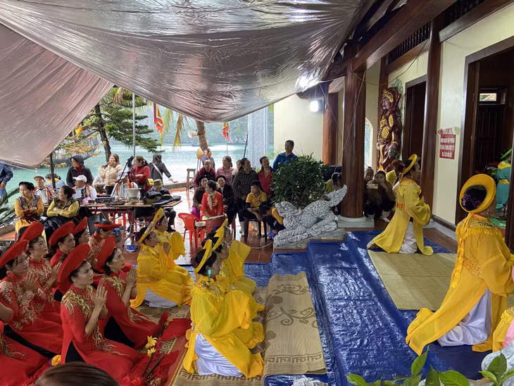 Các ngư dân, du khách cùng làm lễ cầu mong bình an, làm ăn thuận buồm xuôi gió.