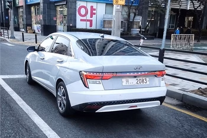 Hình ảnh phần đuôi xe của chiếc Hyundai Accent 2023 trên đường phố Hàn Quốc. Ảnh: Rushlane.