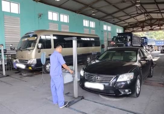 Nhiều ôtô đi đăng kiểm mới biết bị phạt nguội. Ảnh: Vũ Tiến